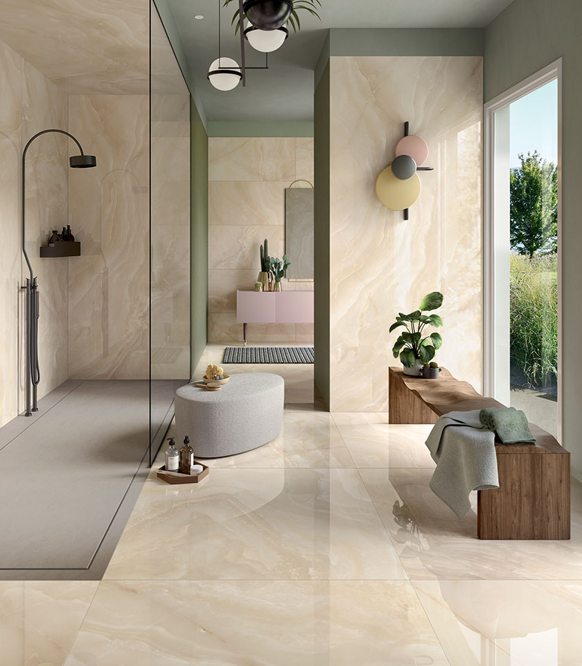Modernes Badezimmer mit Noblesse Onyx Oyster und Pigmenti Moss von Lea Ceramiche: Oberflächen in Onyxoptik und Grüntöne für ein helles, elegantes und entspannendes Ambiente.