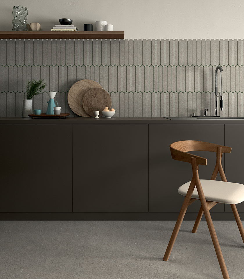 Moderne Küche mit geometrischer Wandverkleidung, neutralen Farbtönen und Holzelementen.