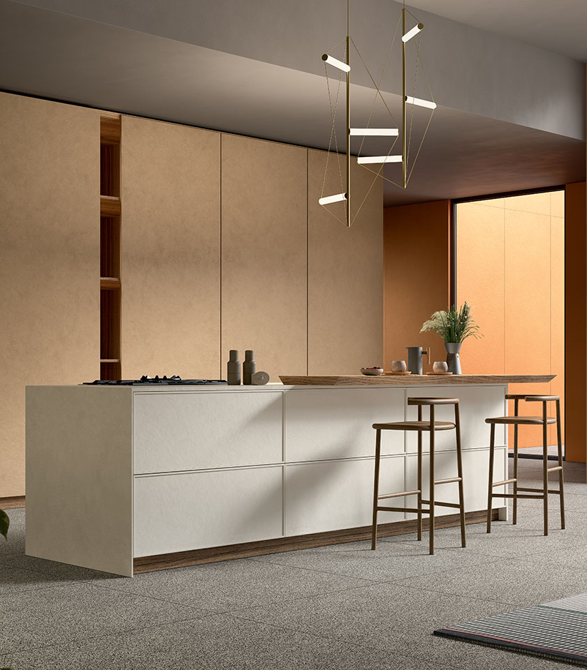 Moderne Küche mit neutralen Oberflächen, warmen Farbtönen und klaren Designdetails.