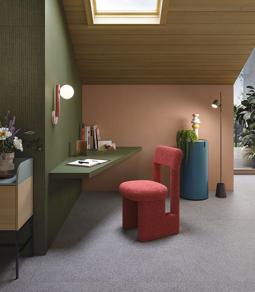 Zeitgenössischer Arbeitsbereich mit strukturierten Oberflächen, warmen Farben und originellen Designmöbeln.