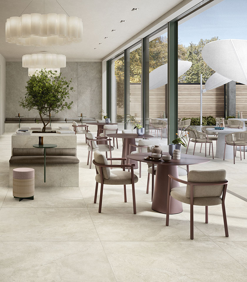 Pulse Shell schafft ein helles, raffiniertes Ambiente, in dem Keramikoberflächen in Steinoptik eine elegante Kontinuität zwischen Innen- und Außenbereichen erzeugen.