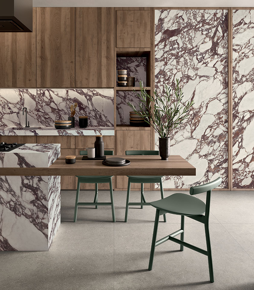 Moderne Küche mit Holzoberflächen und Verkleidungen aus der Kollektion Noblesse in Marmoroptik Viola Arabesque, kombiniert mit einem Boden in Steinoptik Crete.