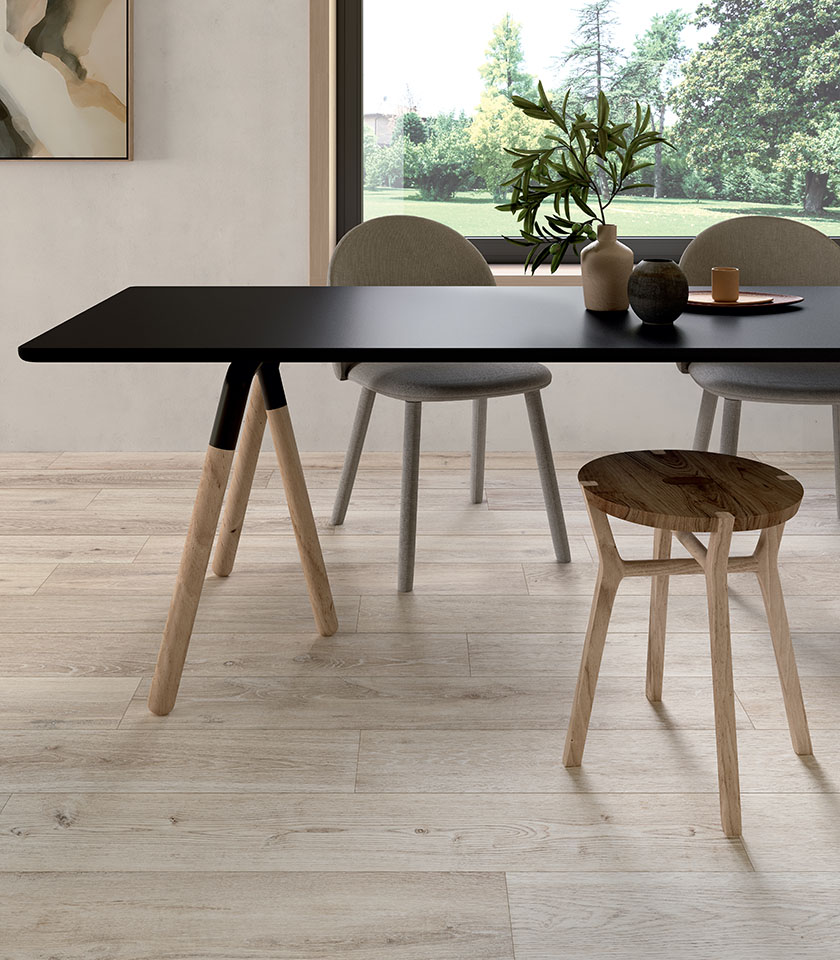Moderner Essbereich mit schwarzem Tisch und Holzsitzmöbeln auf einem Boden aus der Kollektion Bio Attitude in Holzoptik im Farbton Cotton.