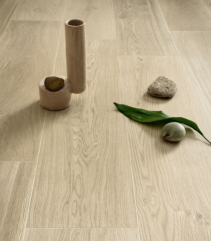 Entdecken Sie Ton sur Ton mit Holzoptik-Oberflächen von Lea Ceramiche in hellen, natürlichen Nuancen für lichtdurchflutete, harmonische und raffinierte Innenräume.