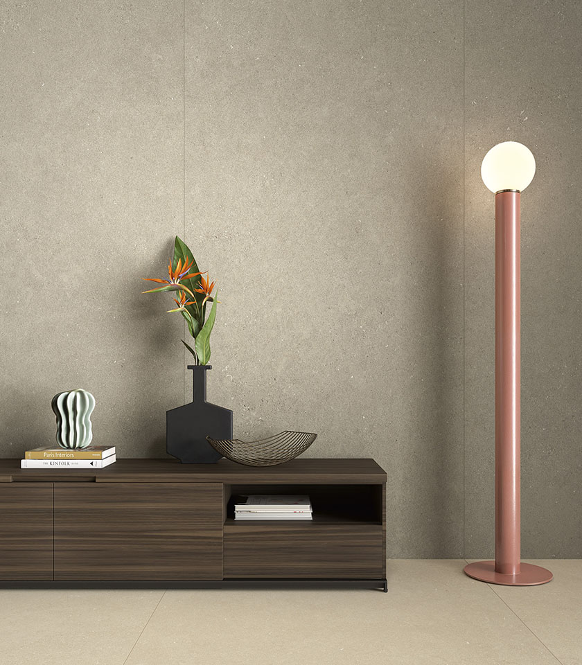 Intense Beige und Toffee gestalten ein reduziertes, anspruchsvolles Ambiente, in dem Keramikoberflächen in neutralen, materialbetonten Tönen Boden und Wand harmonisch verbinden.