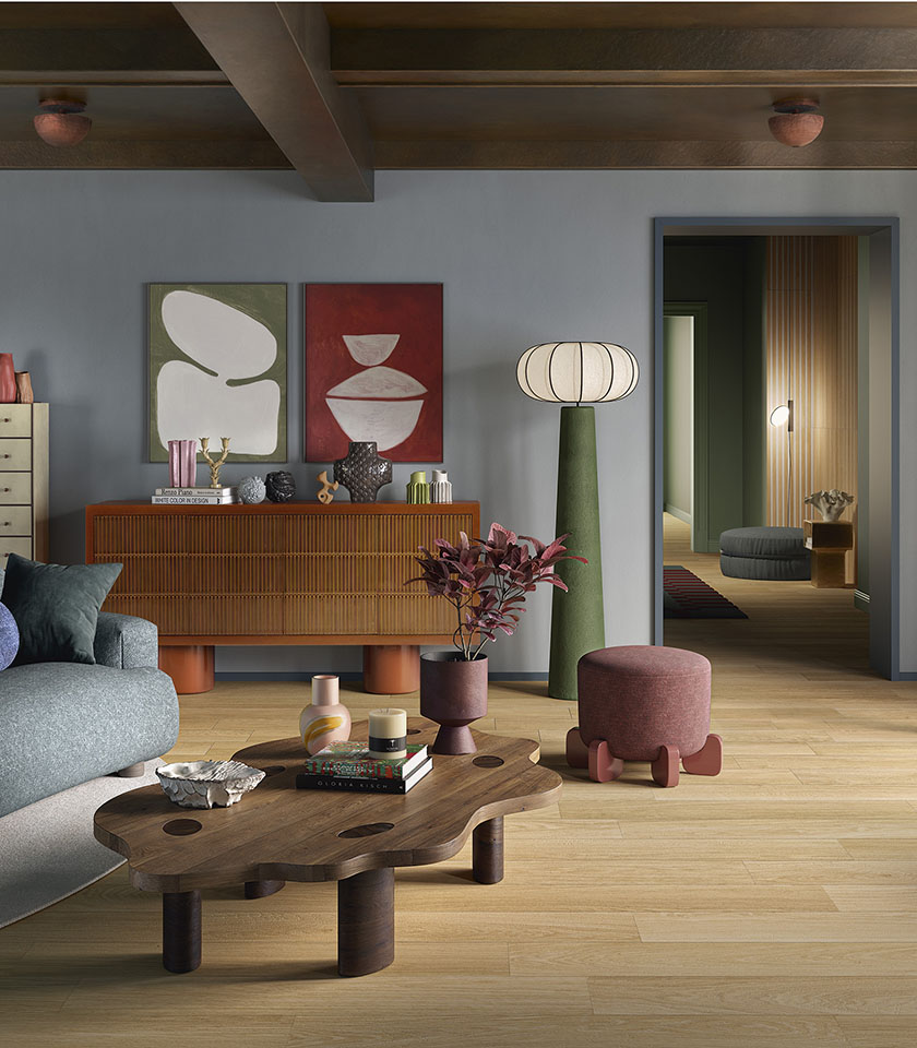 Bio Charme Golden bringt die Wärme von Eichenholz in den Wohnbereich und schafft mit einer hellen, natürlich wirkenden Keramikoberfläche ein einladendes, elegantes und modernes Ambiente.