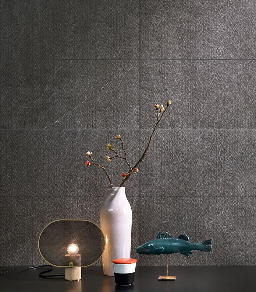 Nextone Dark Mark betont die Tiefe dunkler Steinoptik mit einer raffinierten dekorativen Textur für elegante und moderne Wandgestaltungen.