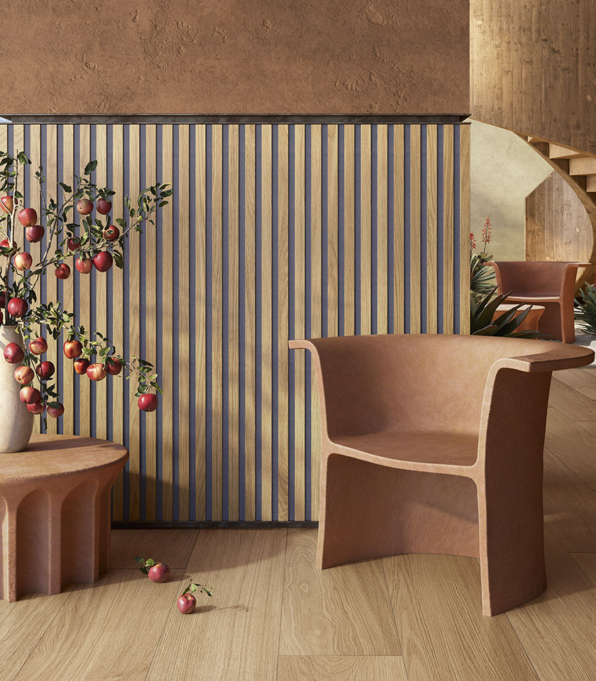 Interieur im Japandi-Stil mit Boden und Wandverkleidung in Holzoptik, skulpturalem Sessel und von der Natur inspirierten Dekorationselementen.
