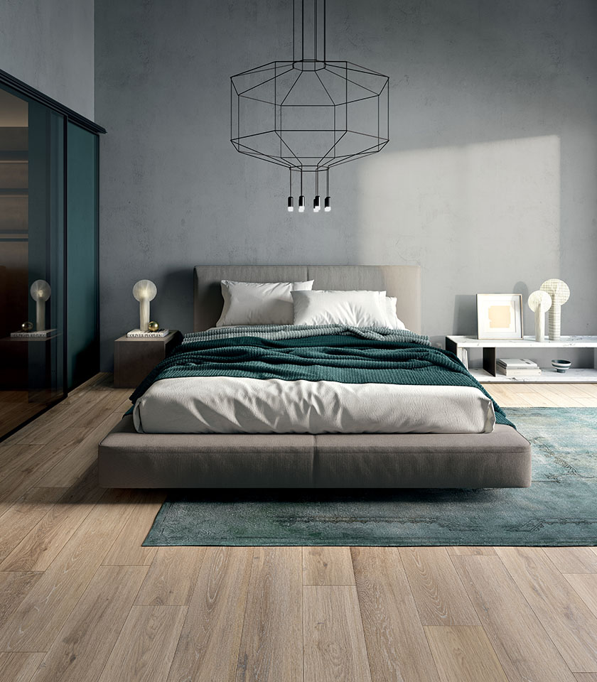 Schlafzimmer im Japandi-Stil mit Feinsteinzeugboden in Holzoptik, niedrigem Bett, minimalistischer Einrichtung und neutralen Farbtönen.