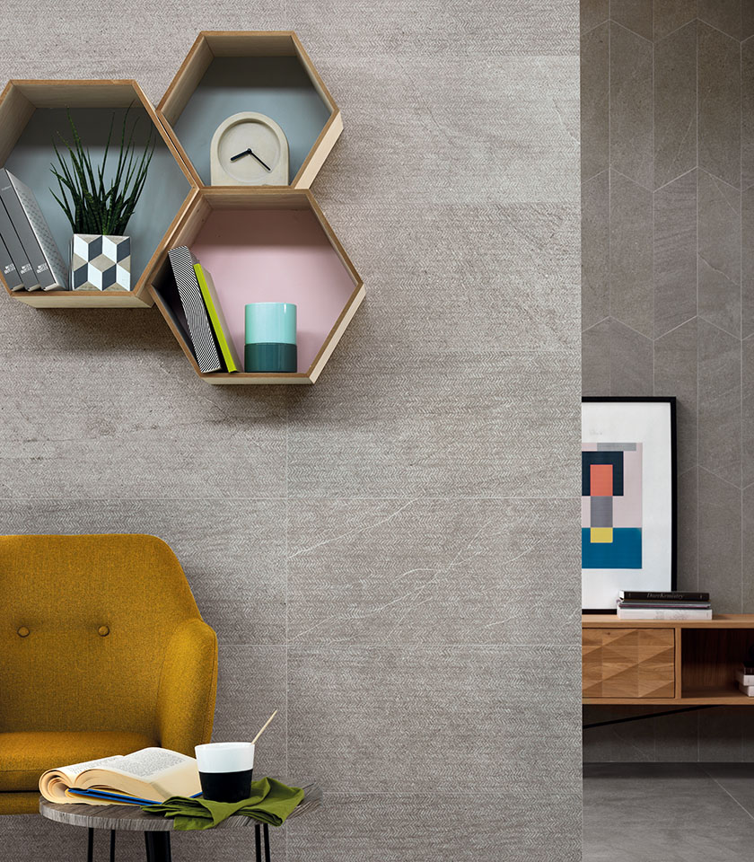 Entdecken Sie, wie sich Texturen, geometrische Muster und Oberflächen von Lea Ceramiche zu modernen, dynamischen und charaktervollen Innenräumen kombinieren lassen.