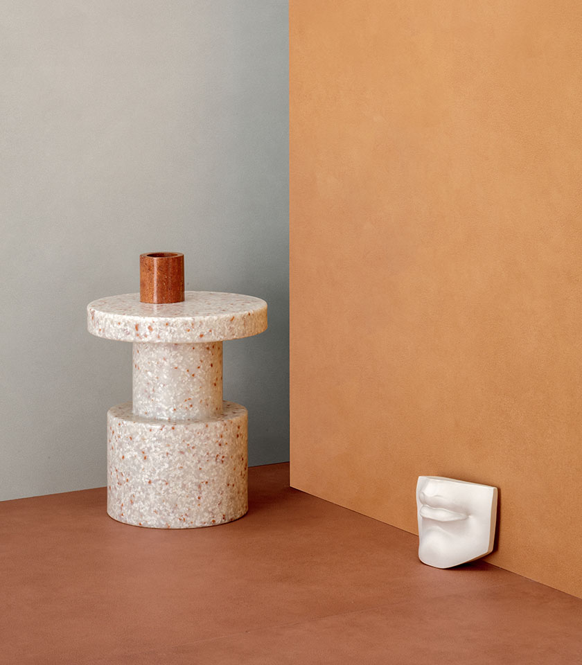 Entdecken Sie, wie sich farbige Oberflächen und ausdrucksstarke Texturen von Lea Ceramiche zu modernen, minimalistischen Innenräumen mit starker visueller Identität kombinieren lassen.