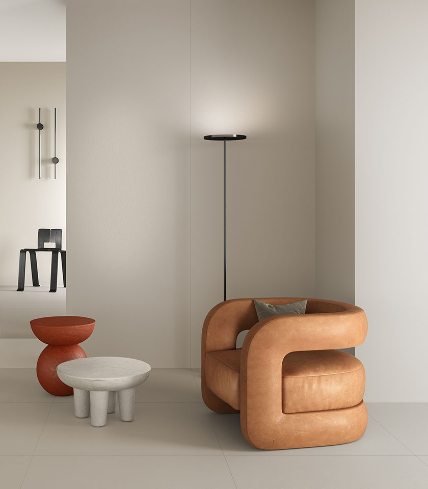 Entdecken Sie Ton sur Ton mit Oberflächen von Lea Ceramiche in raffinierten neutralen Nuancen, ergänzt durch warme Akzente für minimalistische und moderne Räume.