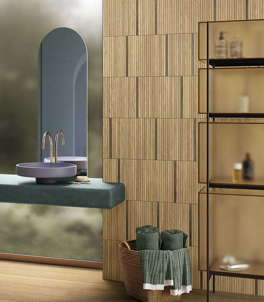 Entdecke, wie du mit Oberflächen, Texturen und Designlösungen ein elegantes und einladendes Badezimmer in Holzoptik gestaltest, das Ästhetik, Komfort und Funktionalität vereint.