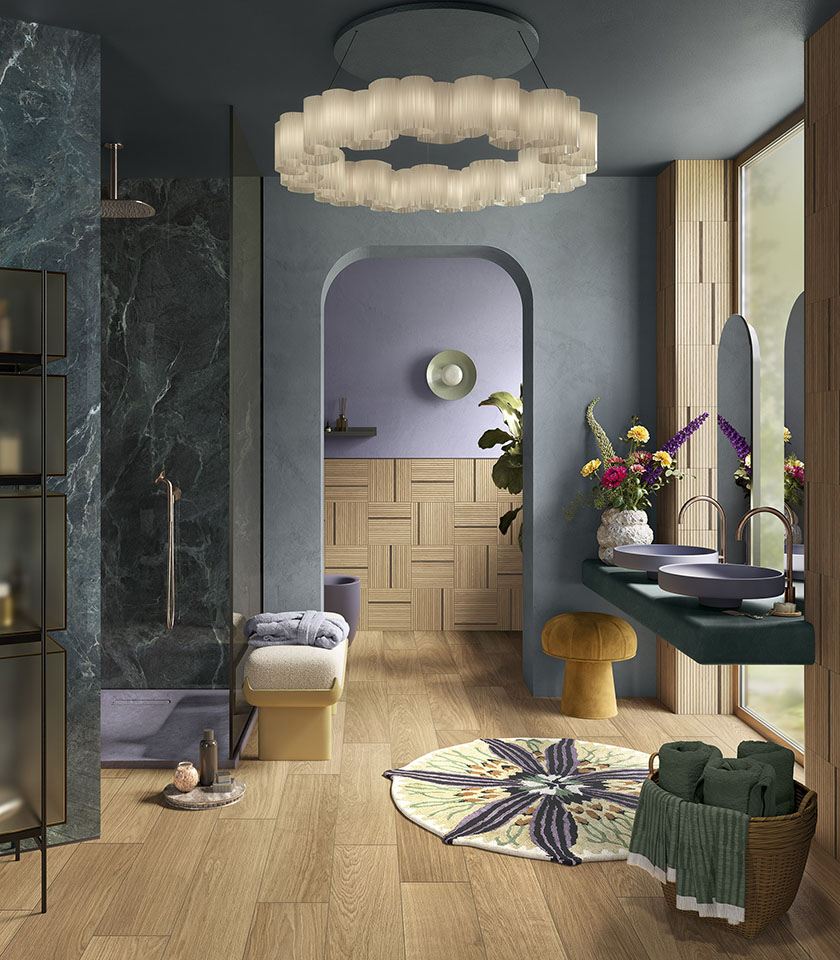 Modernes Badezimmer mit Oberflächen in Holz- und Marmoroptik, raffinierten Farbtönen und dekorativen Details für ein elegantes und einladendes Ambiente.