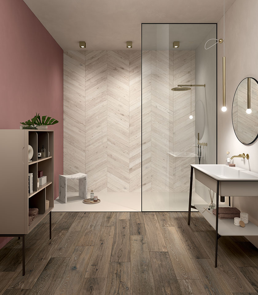 Modernes Badezimmer mit Boden in Holzoptik und Wandfliesen im Fischgrätmuster, warmen Farbtönen und eleganten Details für ein einladendes Ambiente.