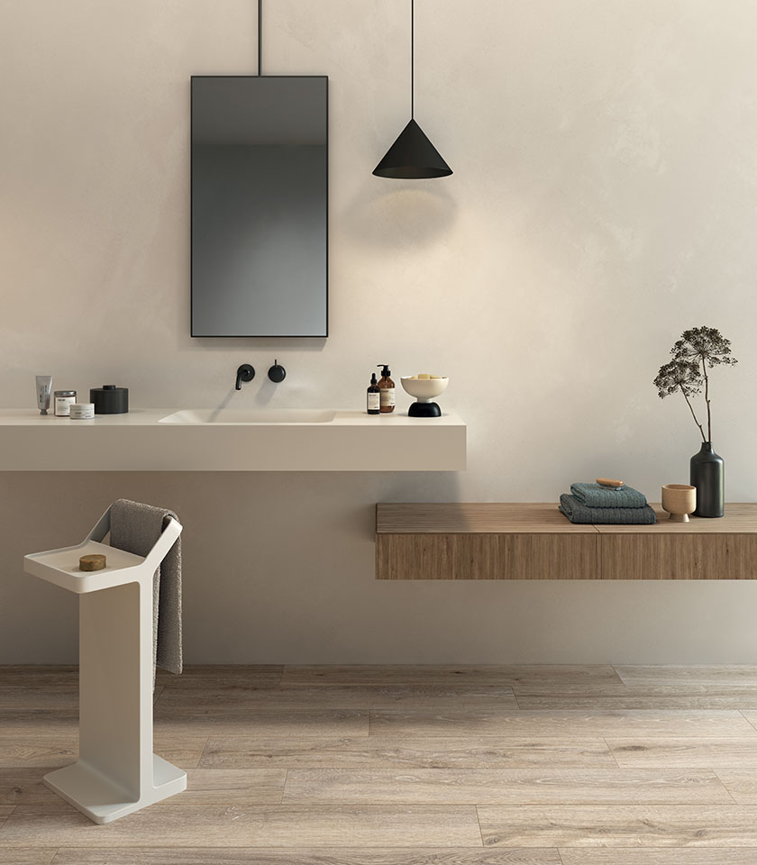 Minimalistisches Badezimmer mit hellem Boden in Holzoptik, schwebenden Möbeln und neutralen Farbtönen für ein klares, helles und entspannendes Ambiente.