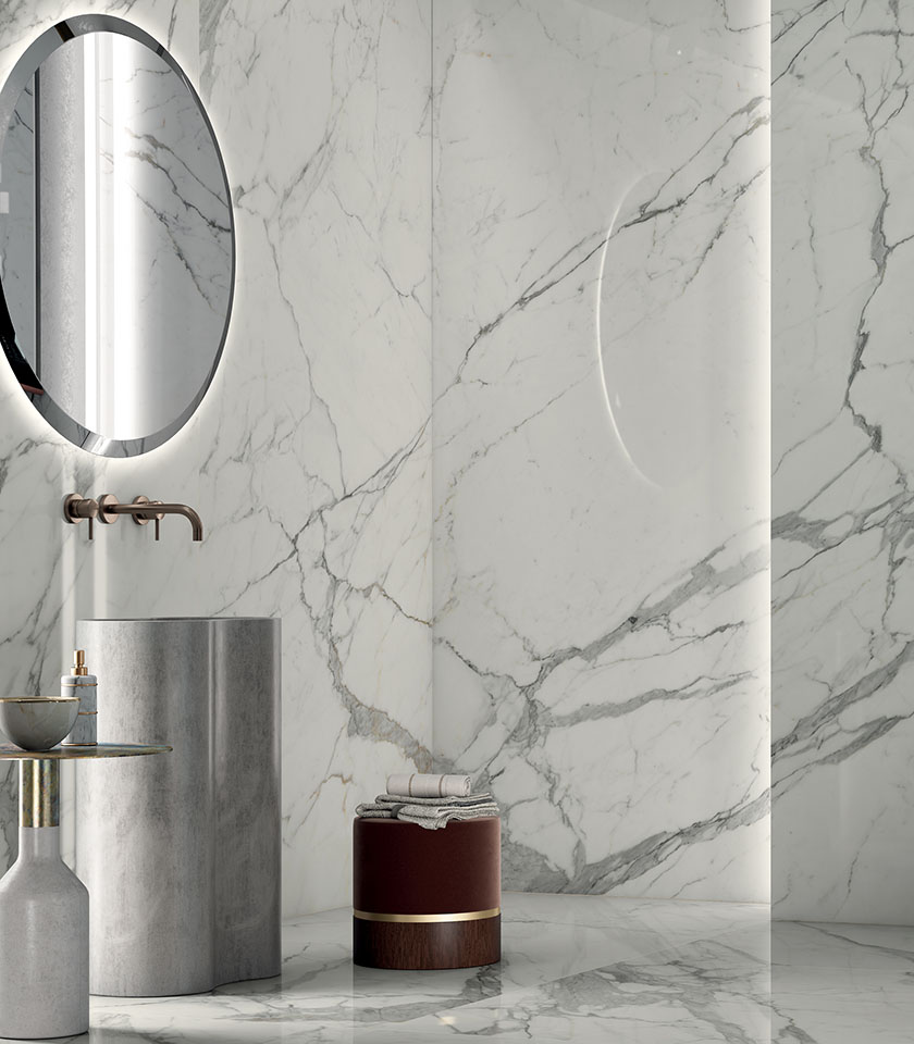 Modernes Badezimmer mit Noblesse Pure Statuario von Lea Ceramiche: weiße Oberflächen in Marmoroptik mit eleganter Maserung für ein helles und raffiniertes Ambiente.