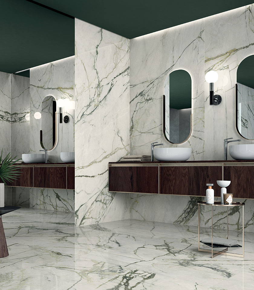 Modernes Badezimmer mit Noblesse Calacatta Emerald von Lea Ceramiche: weiße Oberflächen in Marmoroptik mit grüner Maserung für ein elegantes und ausdrucksstarkes Ambiente.
